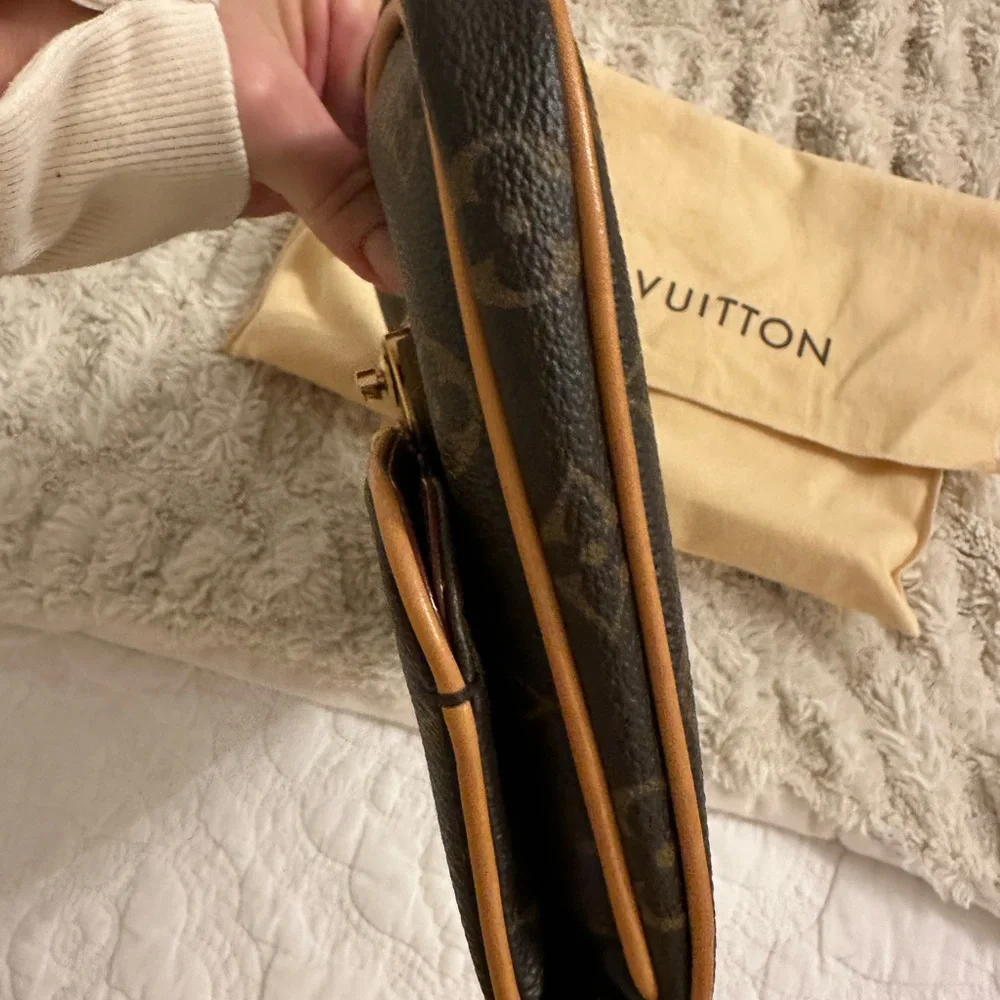 Louis Vuitton Brown and Tan Monogram Clutch - Picture 5 of 13
